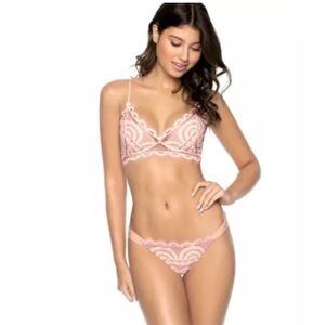 PQ SWIM
SWEETHEART LACE BRALETTE-LACE FANNED TOP and Bottom Large